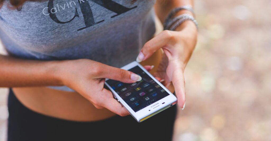 婚活がうまくいかず悩む30代男女がスマホを見つめている場面