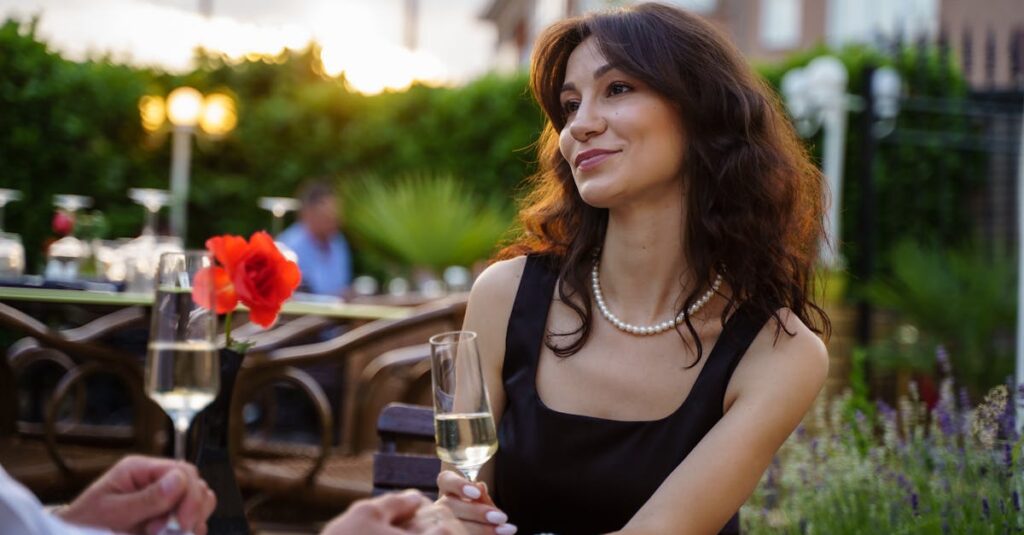 婚活での初デートに失敗した女性が困った表情をしている様子