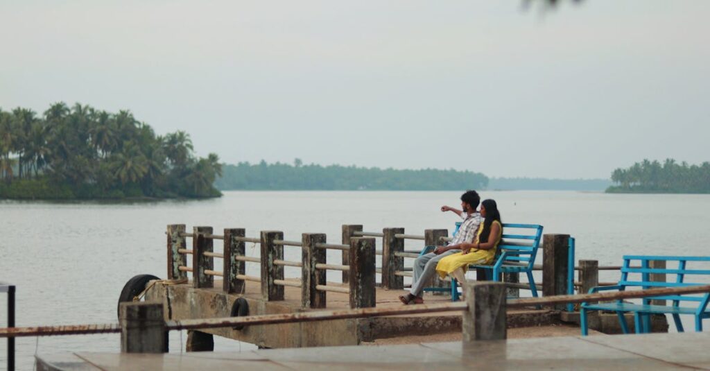 婚活がうまくいかず悩む30代男女がスマホを見つめている場面