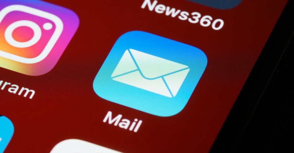 婚活がうまくいかず悩む30代男女がスマホを見つめている場面