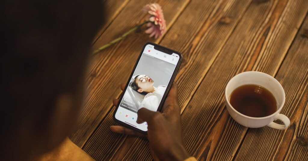 婚活がうまくいかず悩む30代男女がスマホを見つめている場面