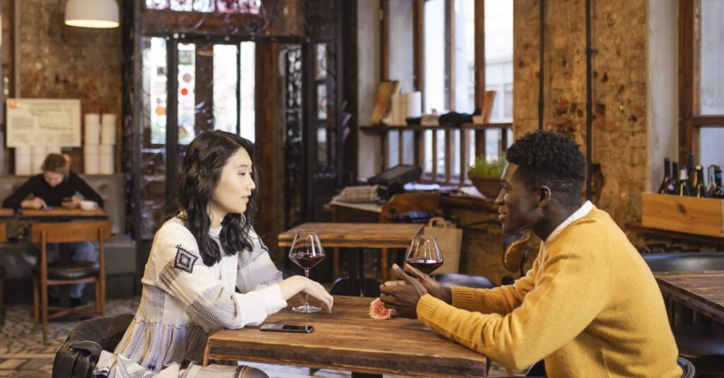 婚活での気づきと行動改善によって前向きに変わっていく男女の様子