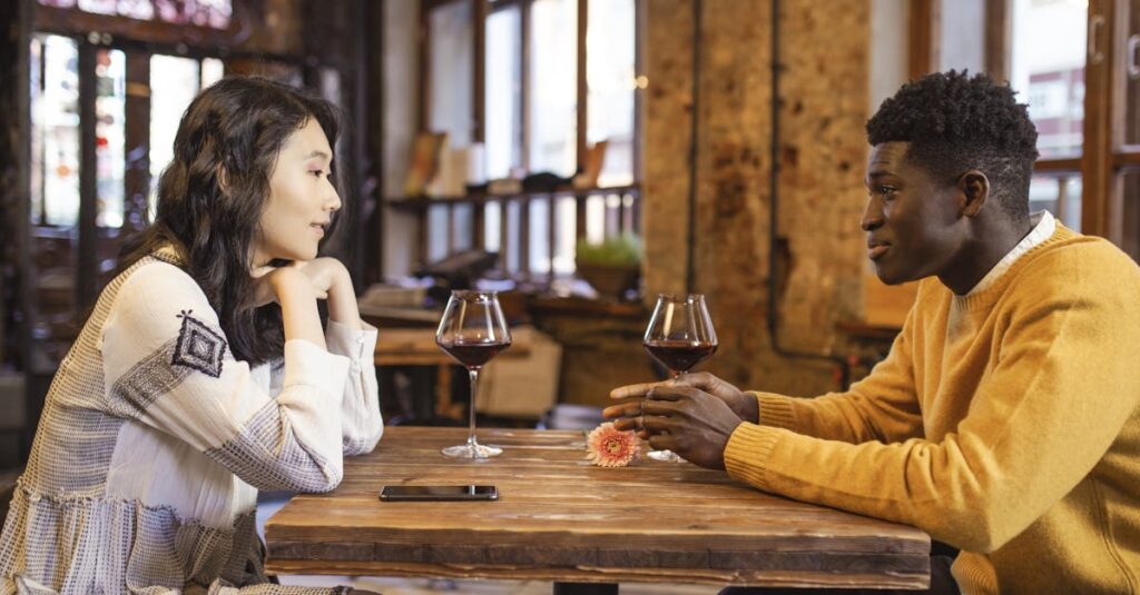 婚活の場で会話がかみ合わず困っている男性の様子