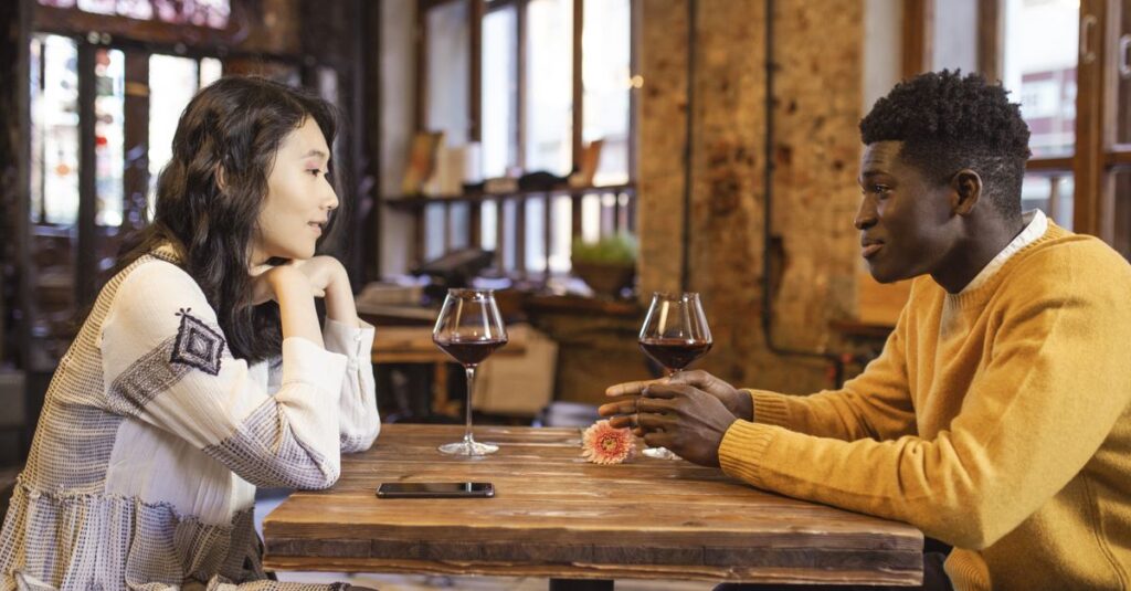 婚活での初デートに失敗した女性が困った表情をしている様子