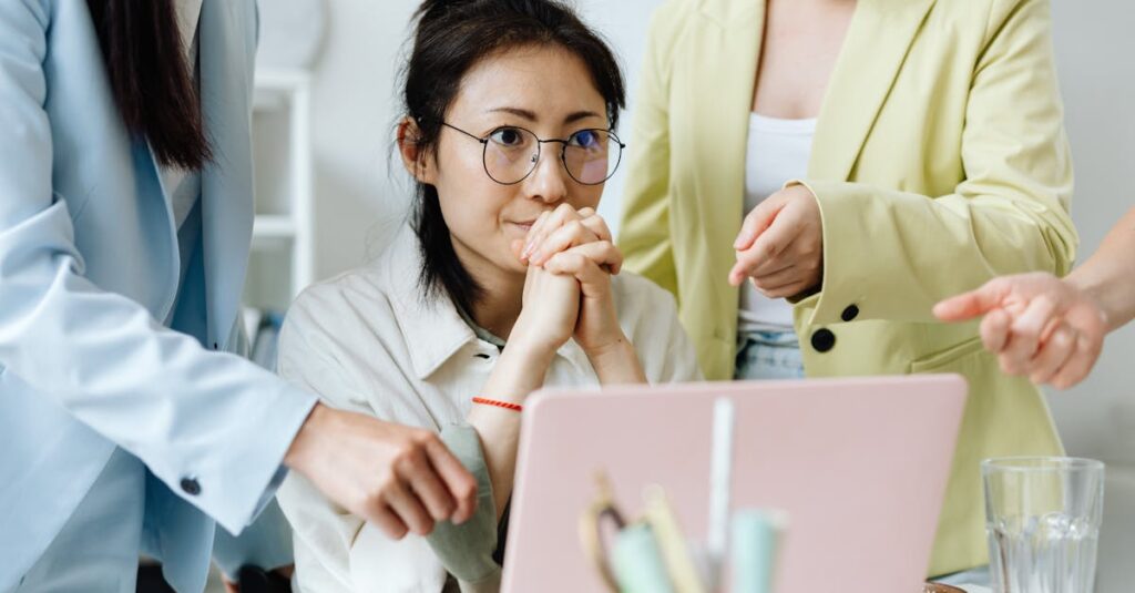 婚活成功のために自己分析やフィードバックを取り入れて成長する男女